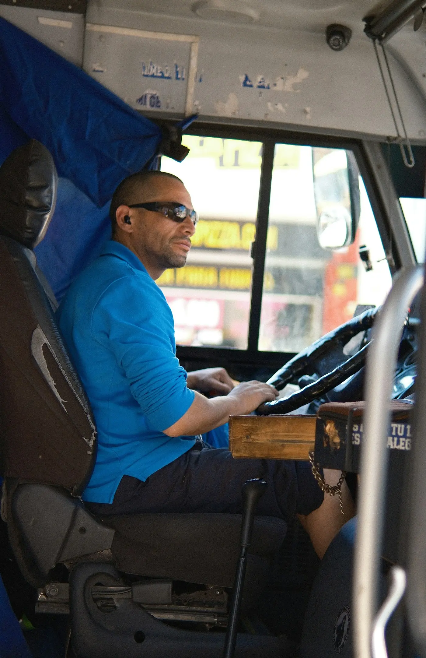 Doświadczony kierowca autokaru DAR-TUR za kierownicą